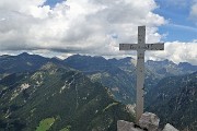 68 Alla croce di vetta del Pizzo Badile (2044 m)